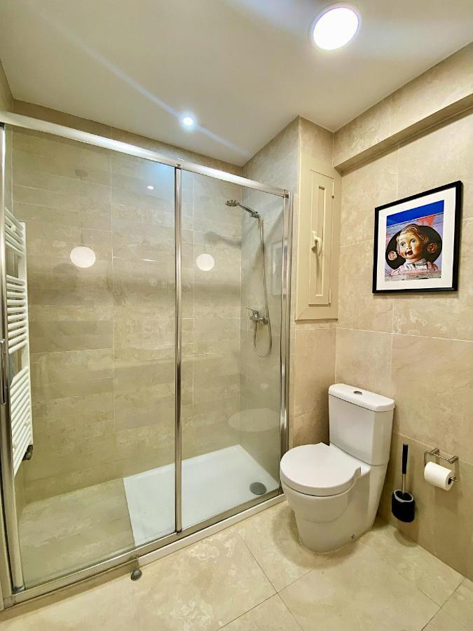 Abbott Apartment - 1 Min From The Beach - 100M2 - Sleeps 8 Sitges Kültér fotó