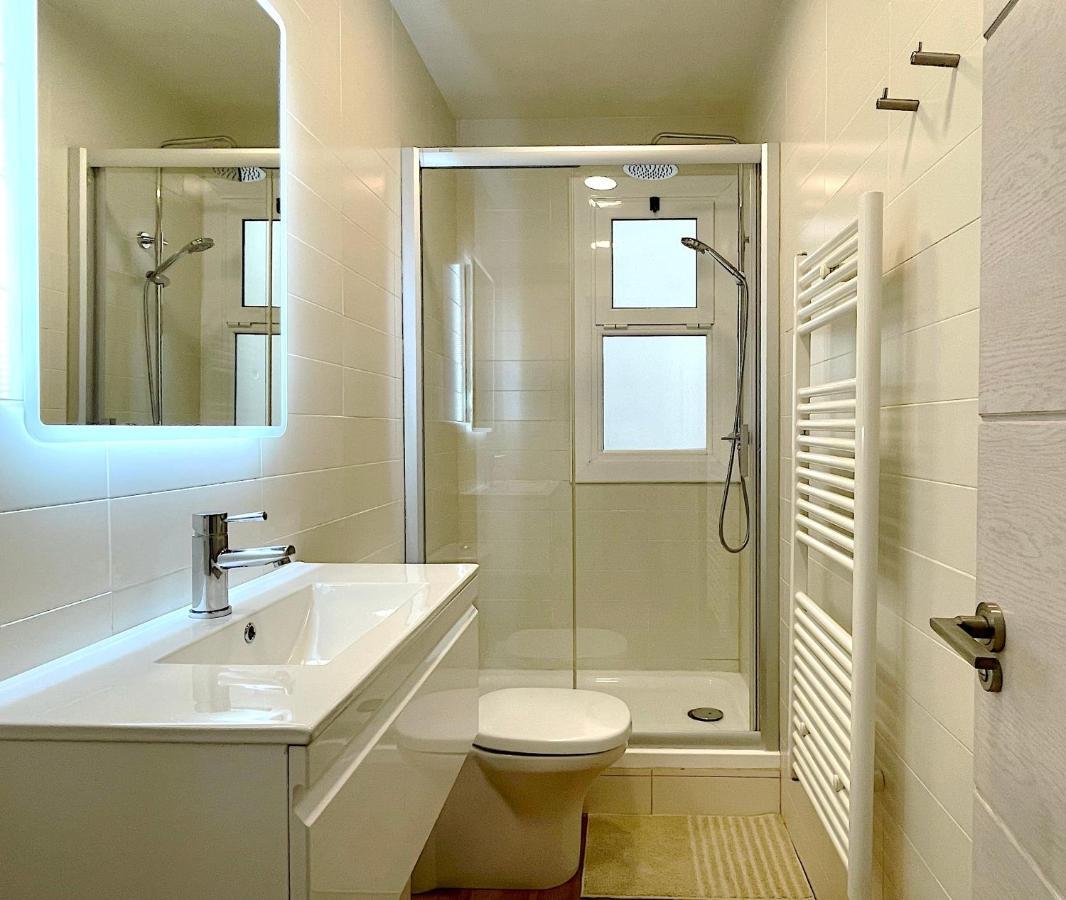 Abbott Apartment - 1 Min From The Beach - 100M2 - Sleeps 8 Sitges Kültér fotó