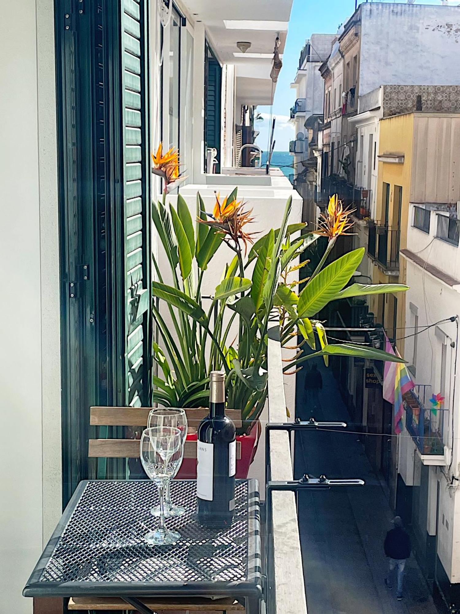 Abbott Apartment - 1 Min From The Beach - 100M2 - Sleeps 8 Sitges Kültér fotó