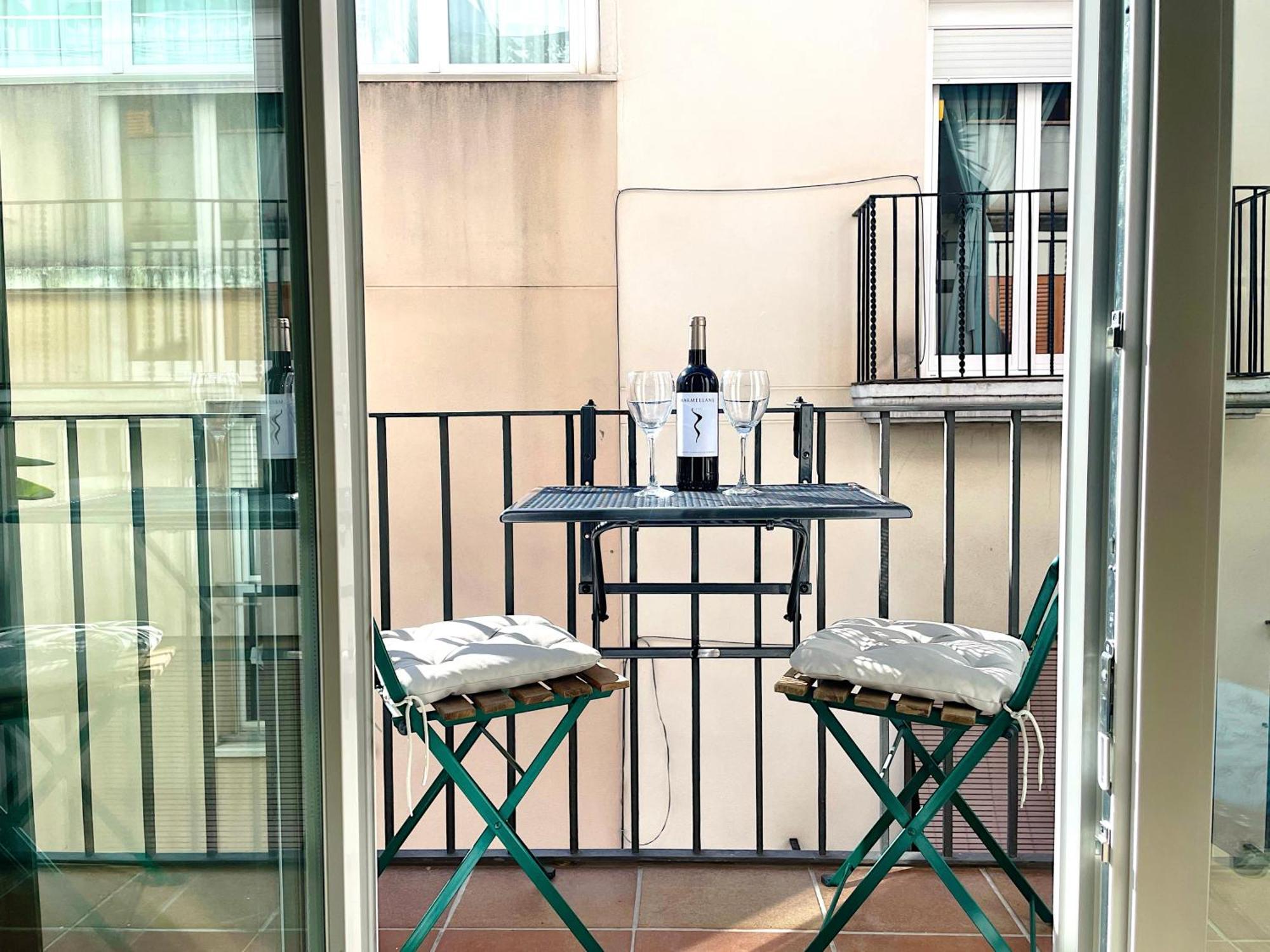Abbott Apartment - 1 Min From The Beach - 100M2 - Sleeps 8 Sitges Kültér fotó